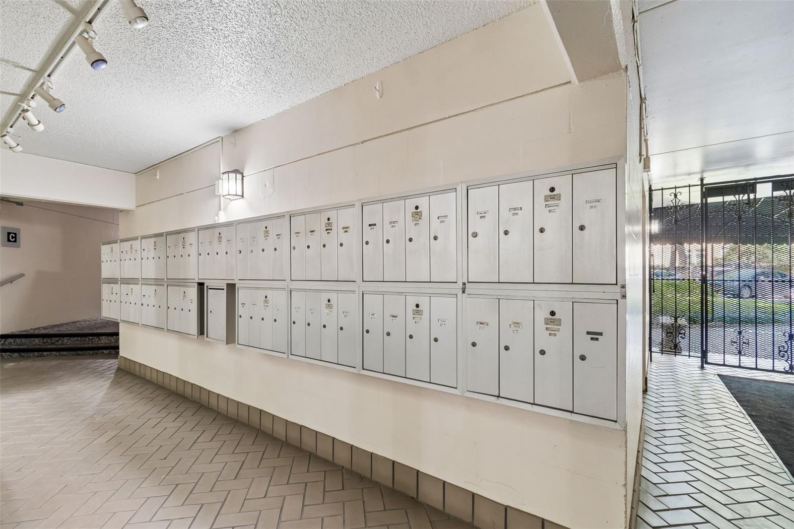 Image 27 of 33 For 3325 Bayshore Boulevard #d14