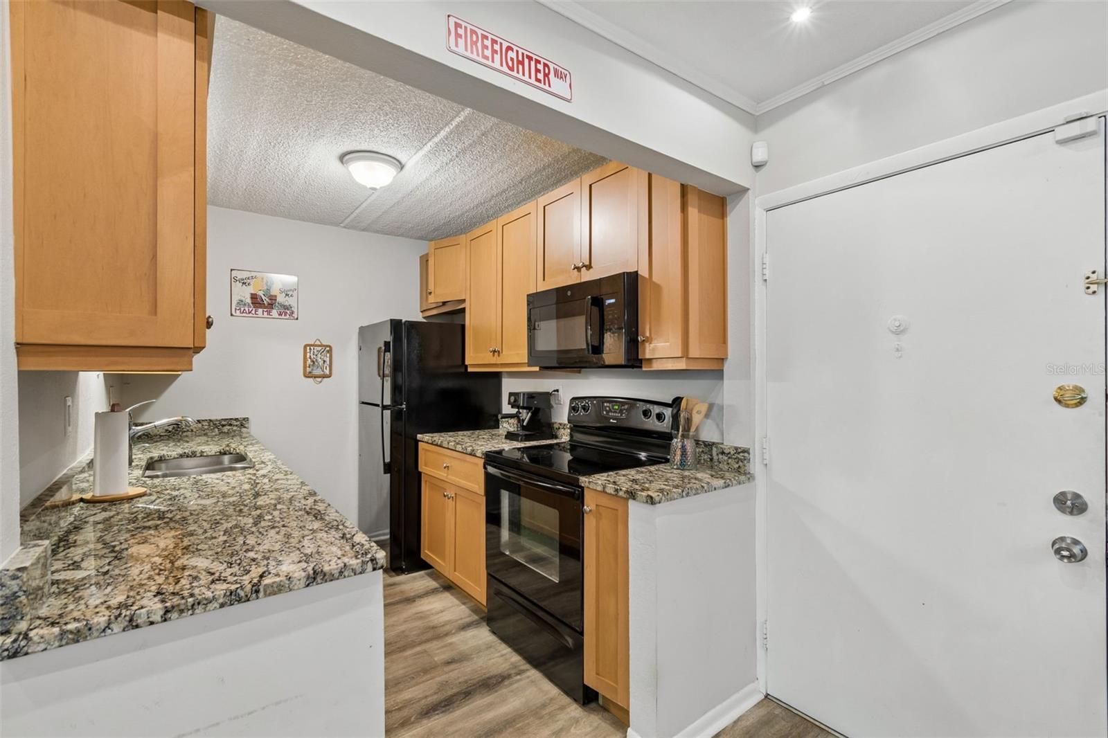 Image 8 of 33 For 3325 Bayshore Boulevard #d14