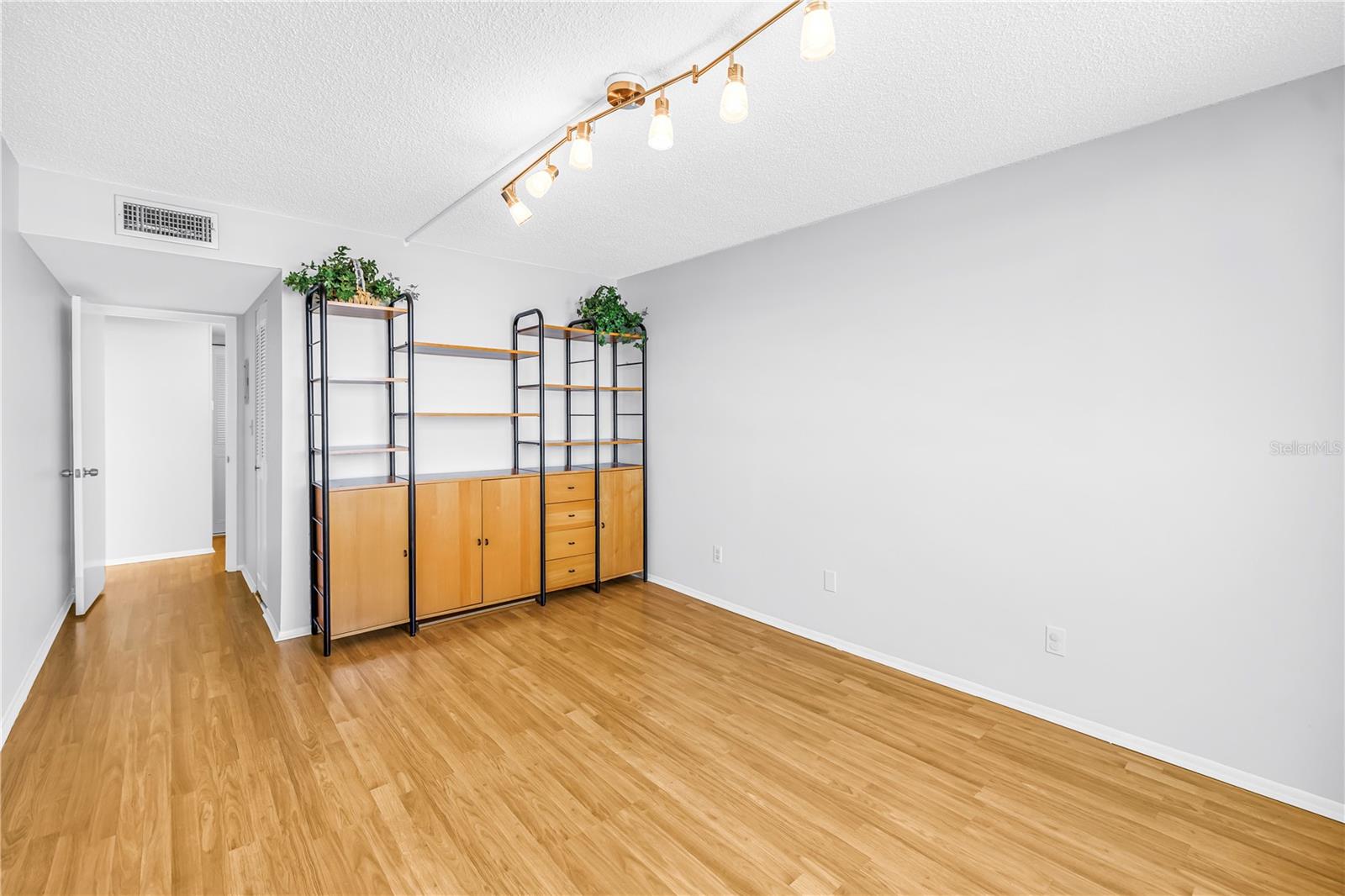Image 22 of 36 For 4720 Locust Street Ne 318