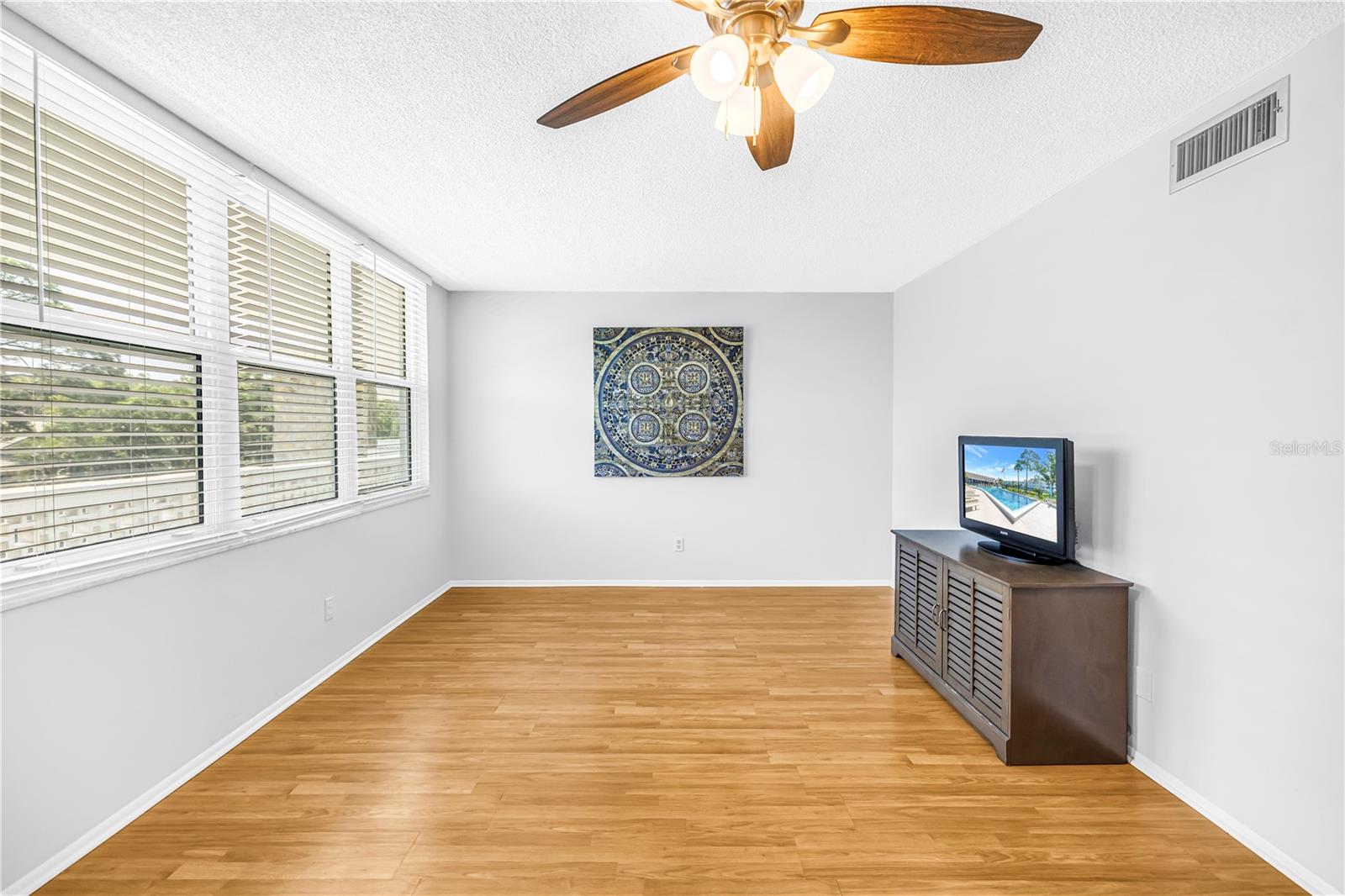 Image 4 of 36 For 4720 Locust Street Ne 318