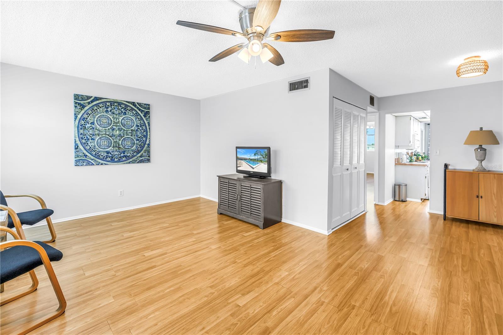 Image 6 of 36 For 4720 Locust Street Ne 318