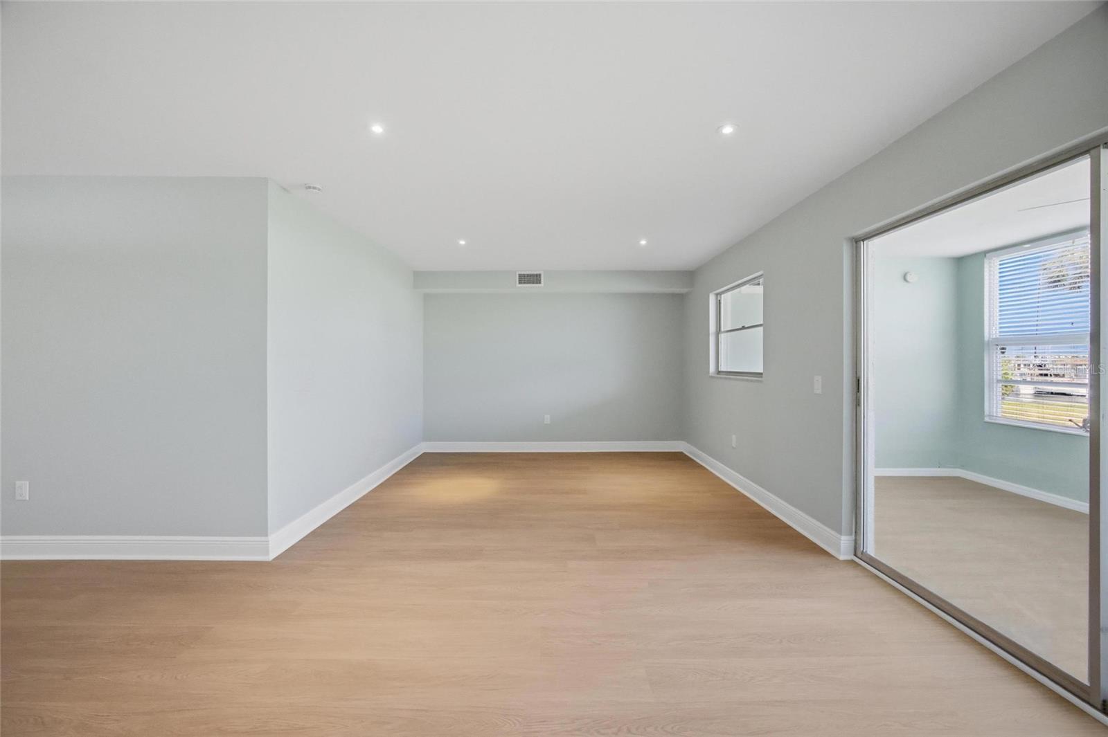 Image 11 of 40 For 1819 Shore Drive S 103