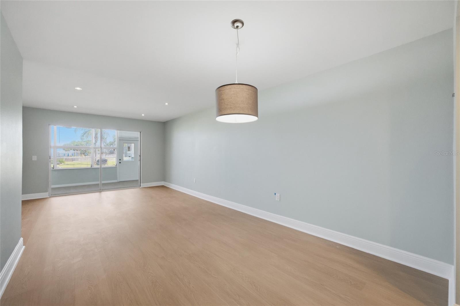 Image 5 of 40 For 1819 Shore Drive S 103