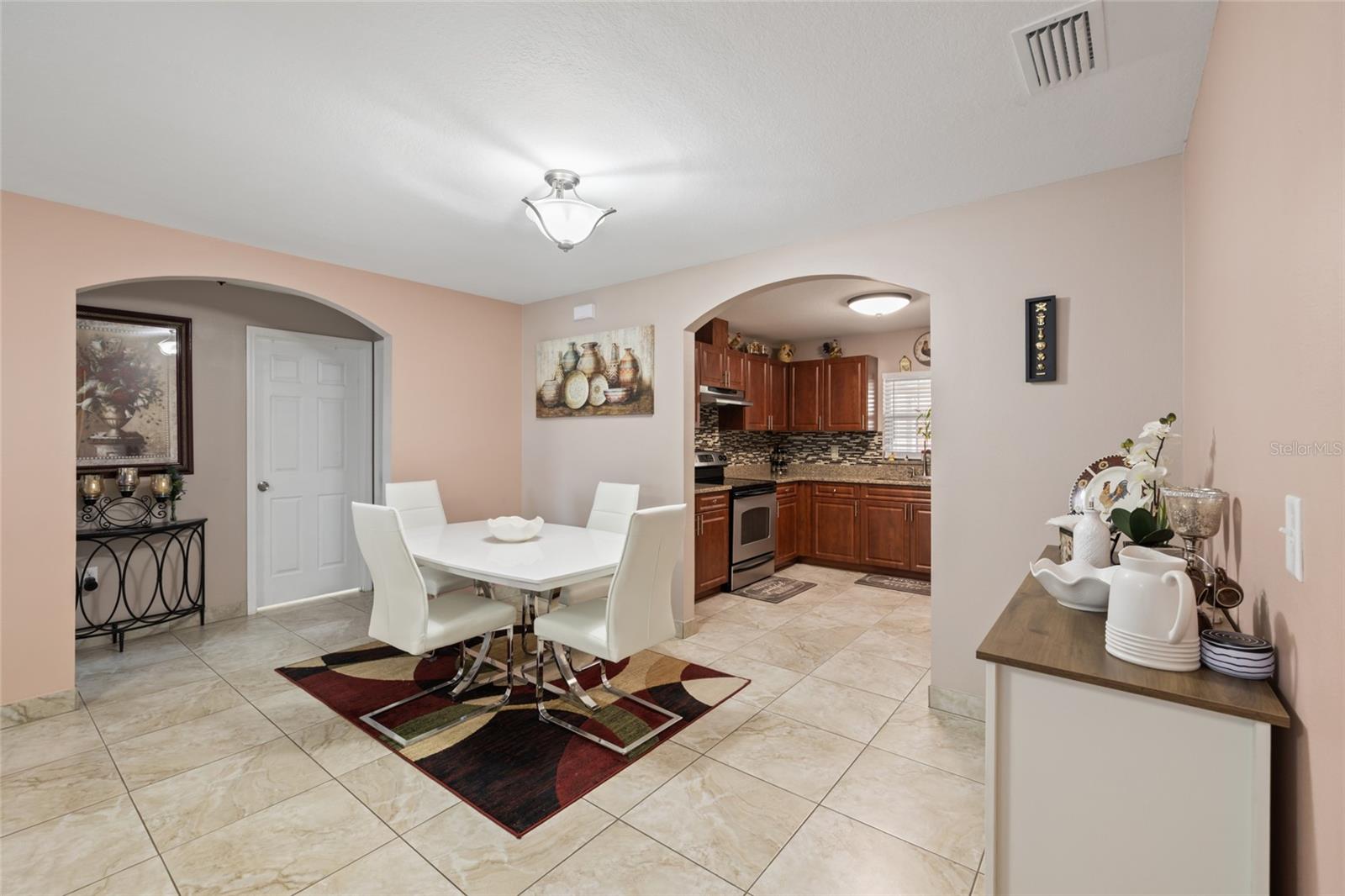 Image 10 of 39 For 4704 Town N Country Boulevard