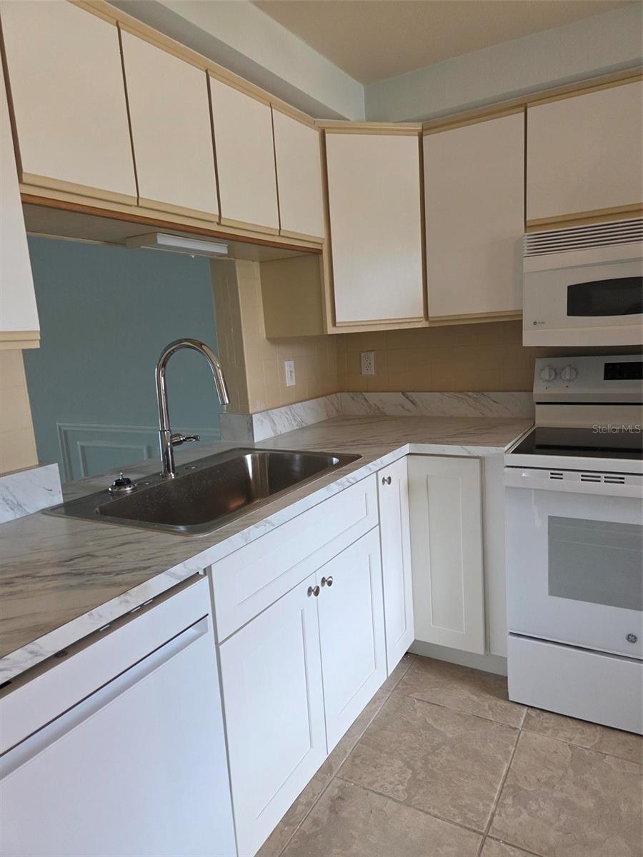 Image 6 of 20 For 4127 Hampton Dr  4127