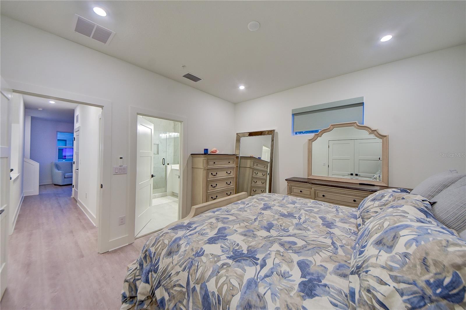 Image 34 of 42 For 323 15th Street N