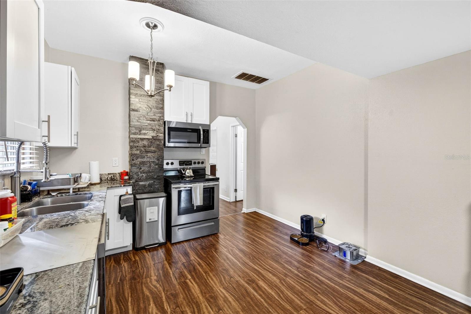 Listing photo id 17 for 3007 Central Avenue