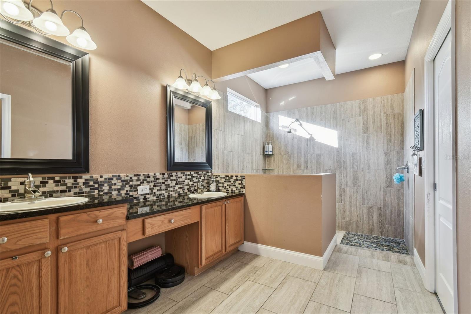 Listing photo id 16 for 18034 Lake Reflections Boulevard