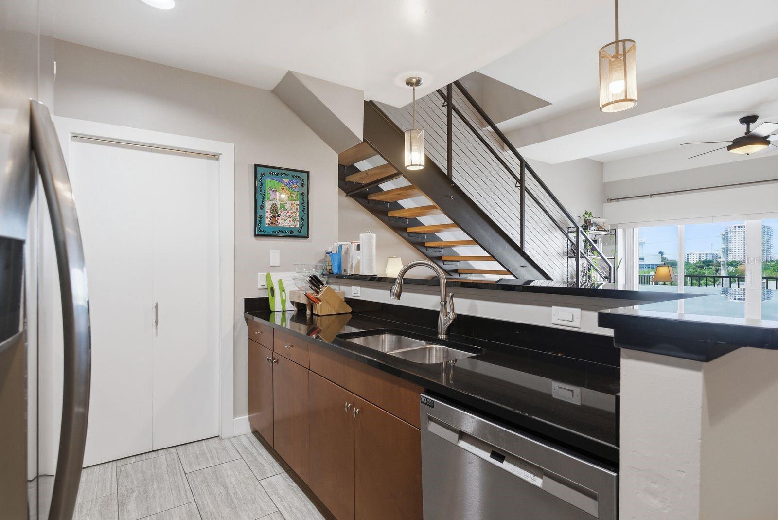 Image 18 of 58 For 1010 Central Avenue 436