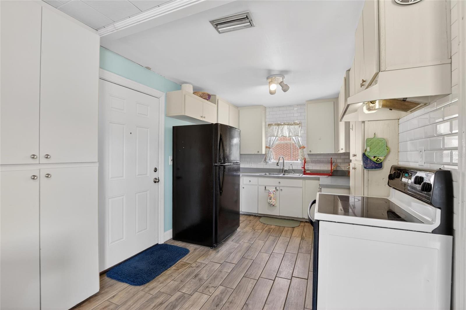 Image 11 of 39 For 2102 Columbus Drive