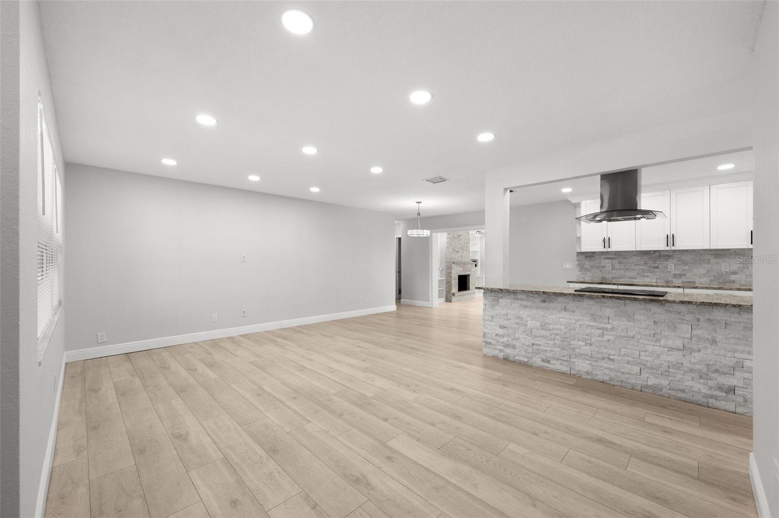 Image 7 of 27 For 2564 Roberta Street