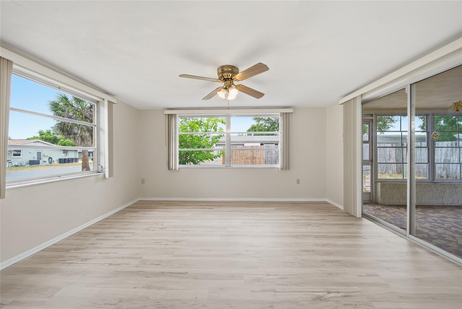 Image 15 of 34 For 7825 Hawthorn Drive