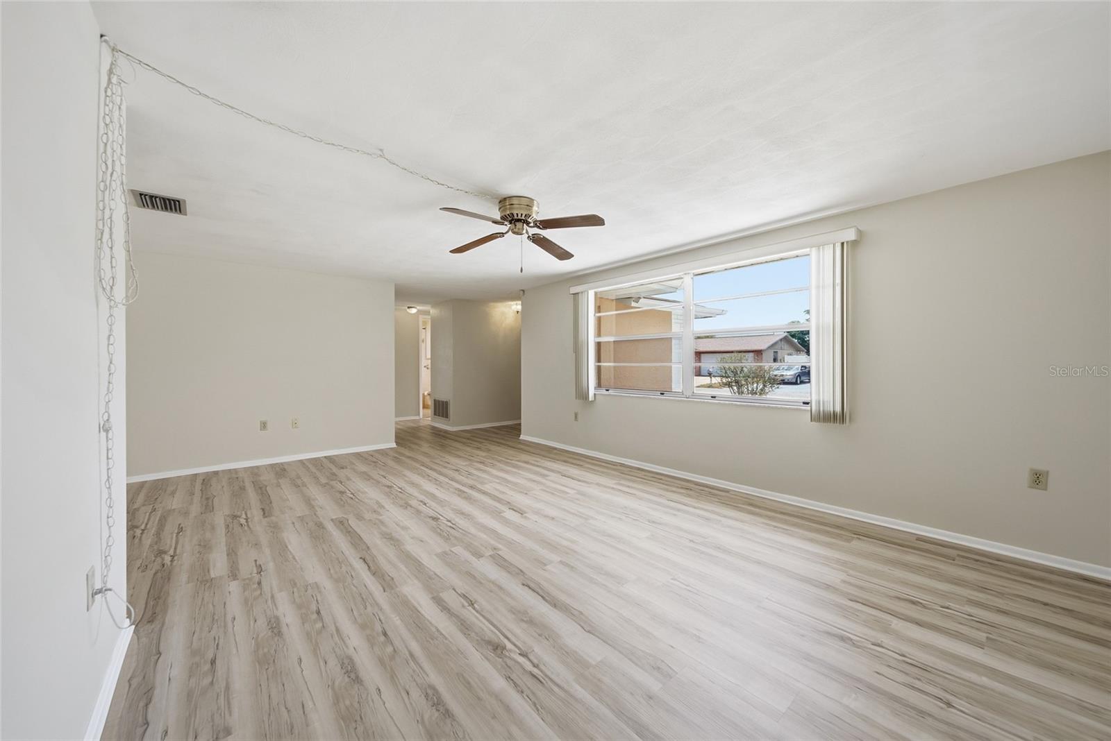 Image 7 of 34 For 7825 Hawthorn Drive