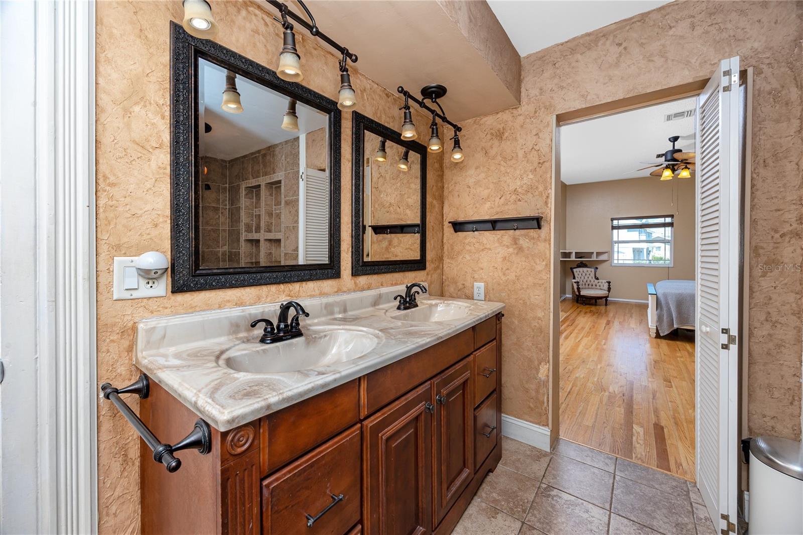 Image 21 of 57 For 8759 Orient Way Ne