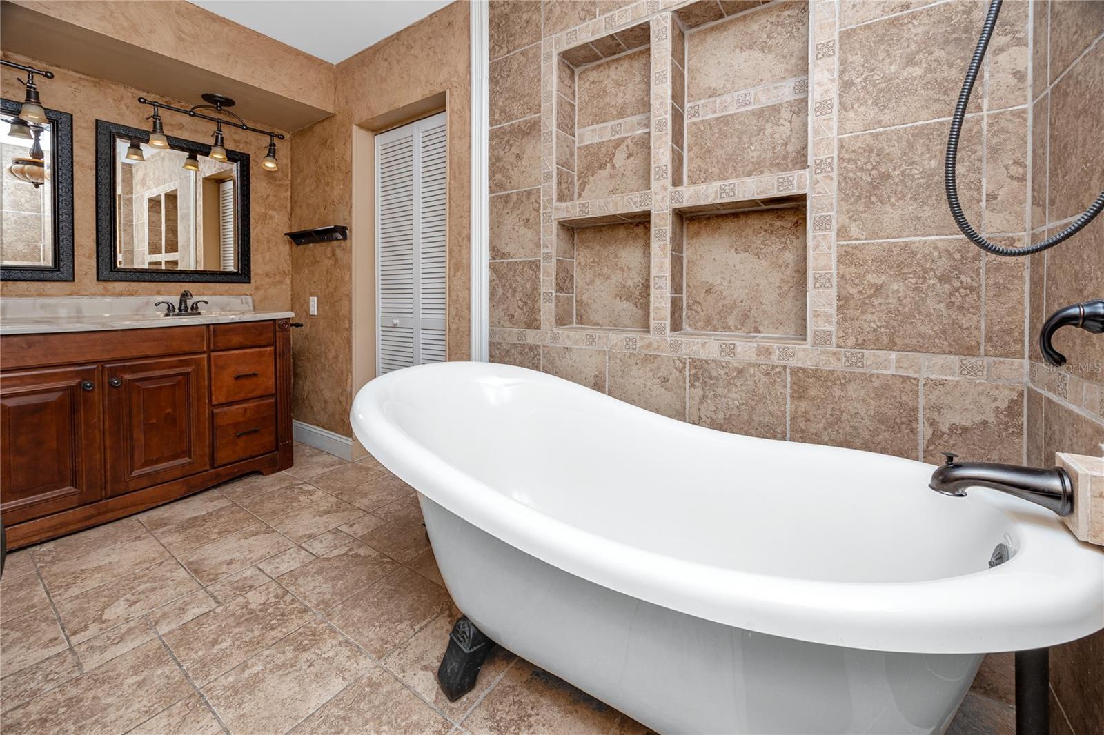 Image 22 of 57 For 8759 Orient Way Ne