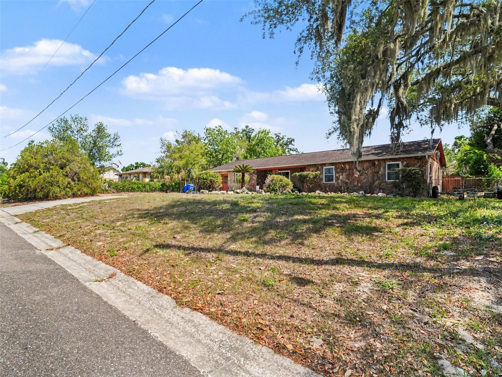 Image 4 of 29 For 11207 Creekview Dr