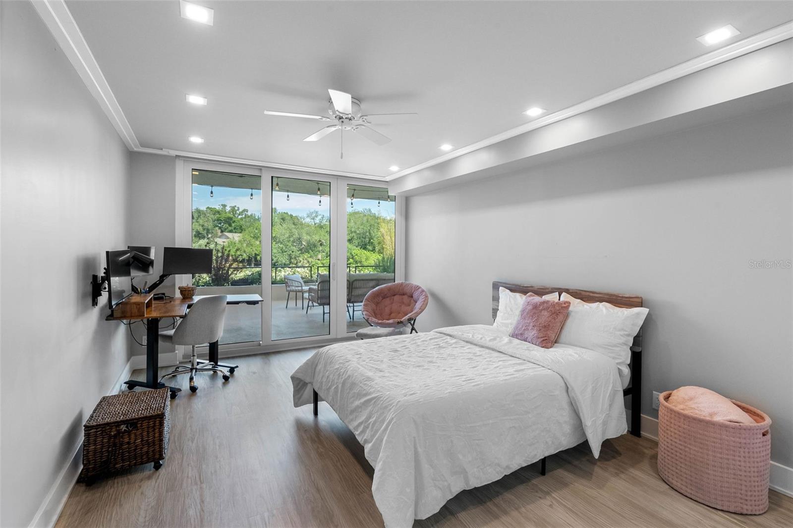 Image 17 of 38 For 220 Belleview Boulevard 108