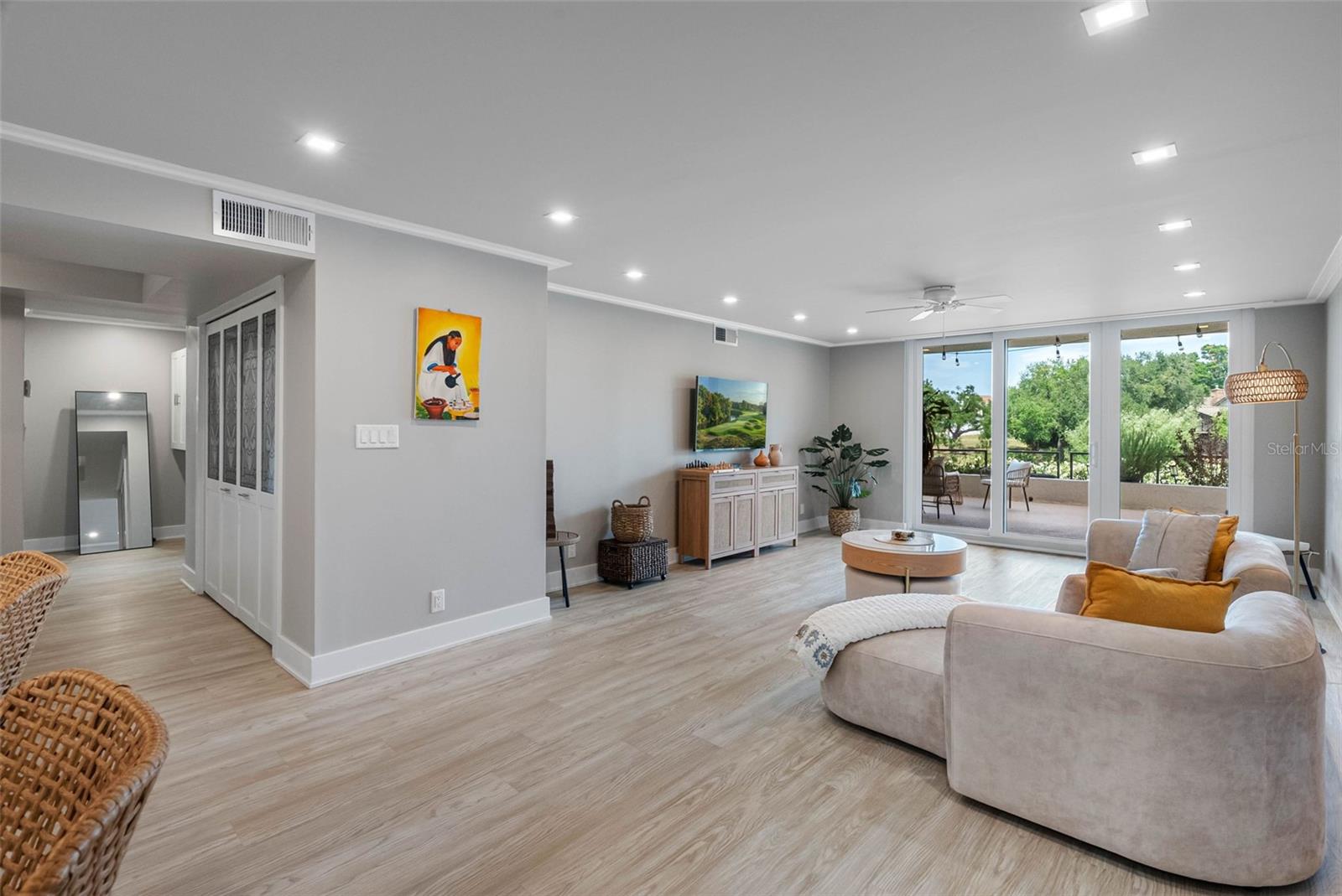 Image 2 of 38 For 220 Belleview Boulevard 108