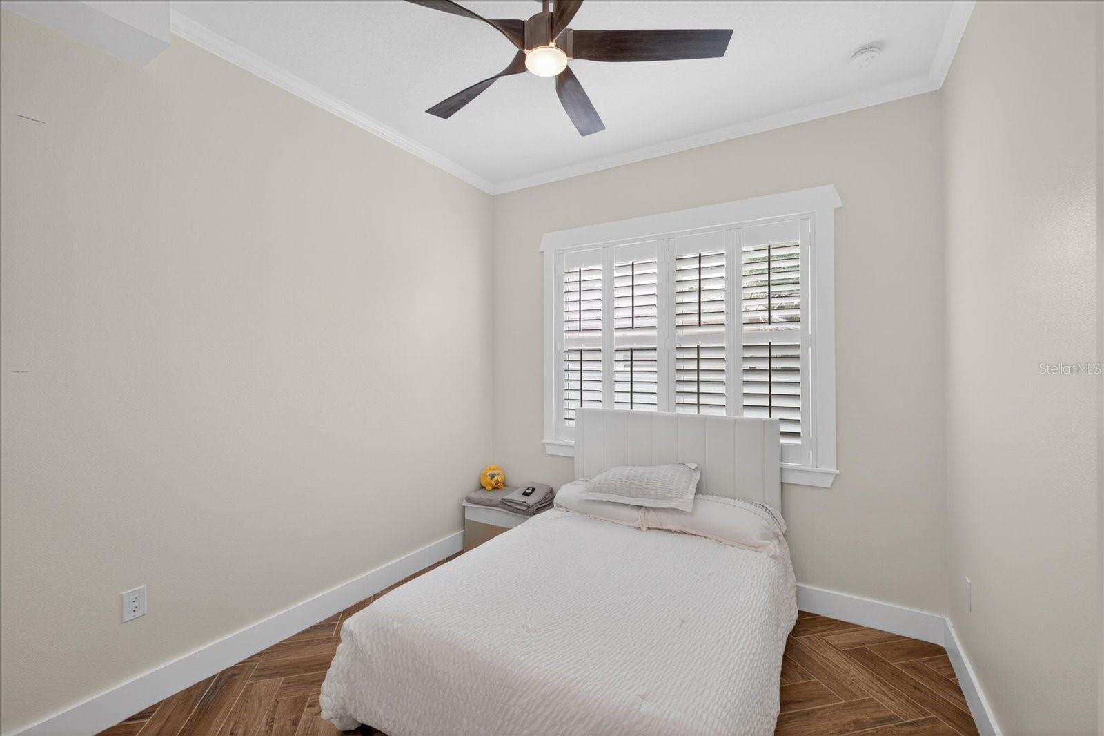 Listing photo id 7 for 6706 S Sterling Ave Sterling Avenue