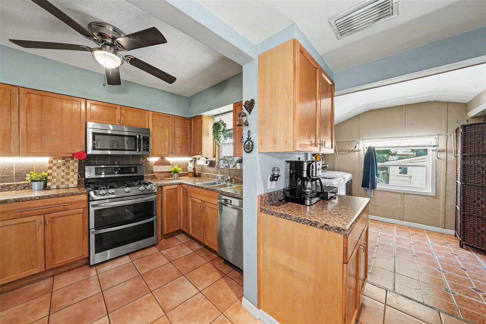 Image 9 of 32 For 2827 9th Avenue N