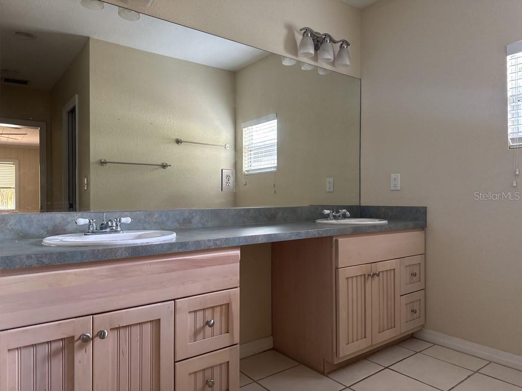 Image 18 of 21 For 815 Plymouth Street
