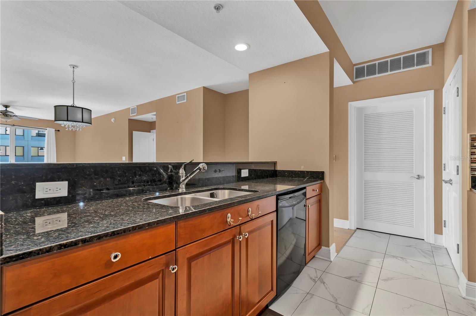 Image 10 of 38 For 628 Cleveland Street 1204