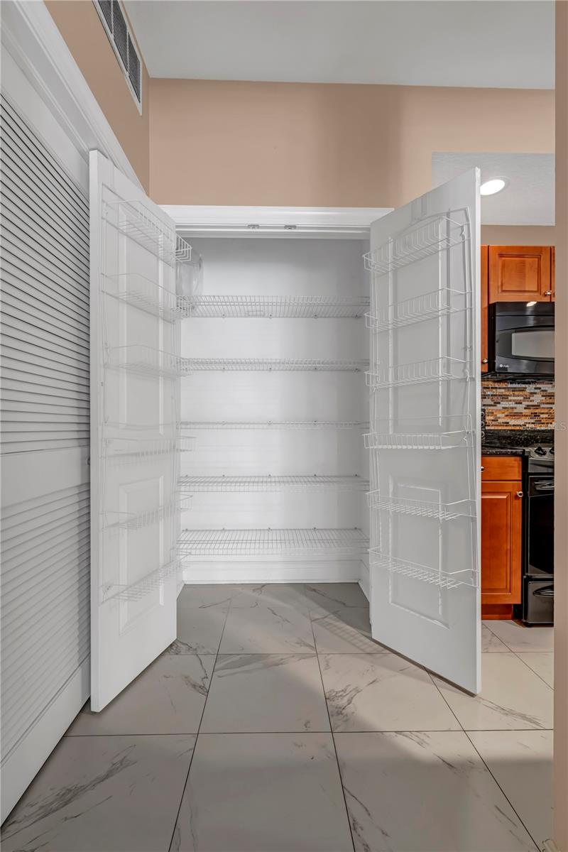 Image 11 of 38 For 628 Cleveland Street 1204
