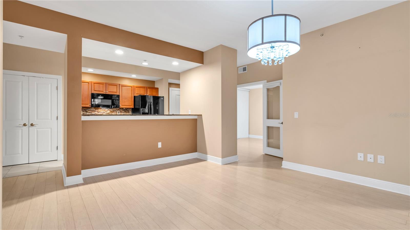 Image 12 of 38 For 628 Cleveland Street 1204
