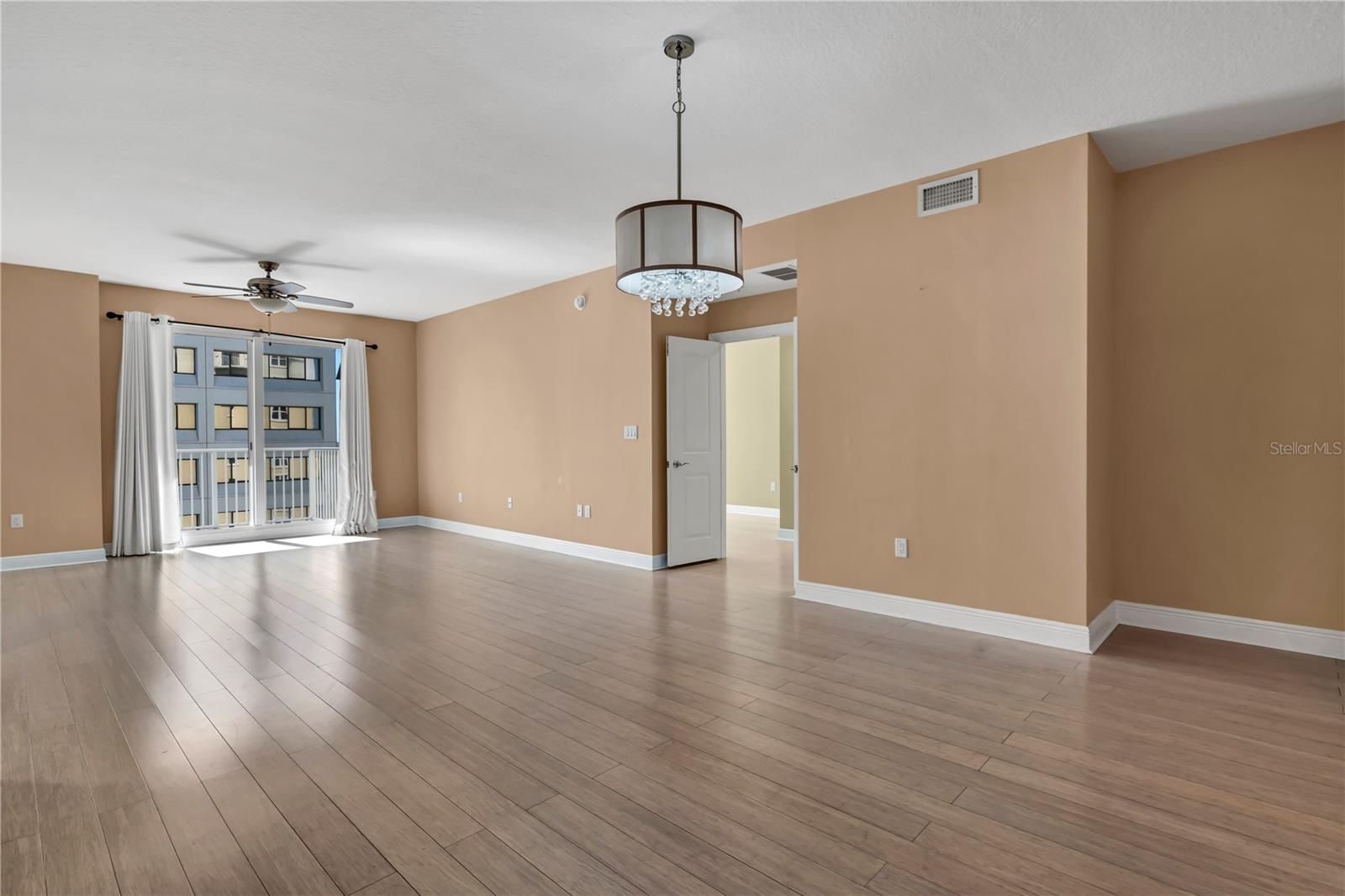 Image 14 of 38 For 628 Cleveland Street 1204