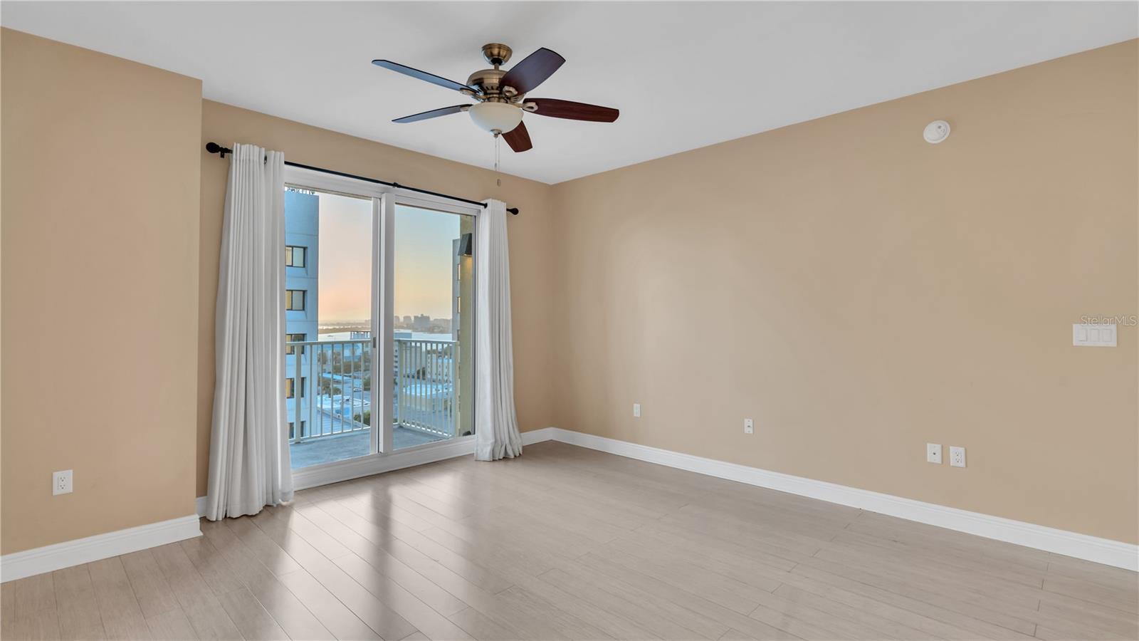 Image 15 of 38 For 628 Cleveland Street 1204