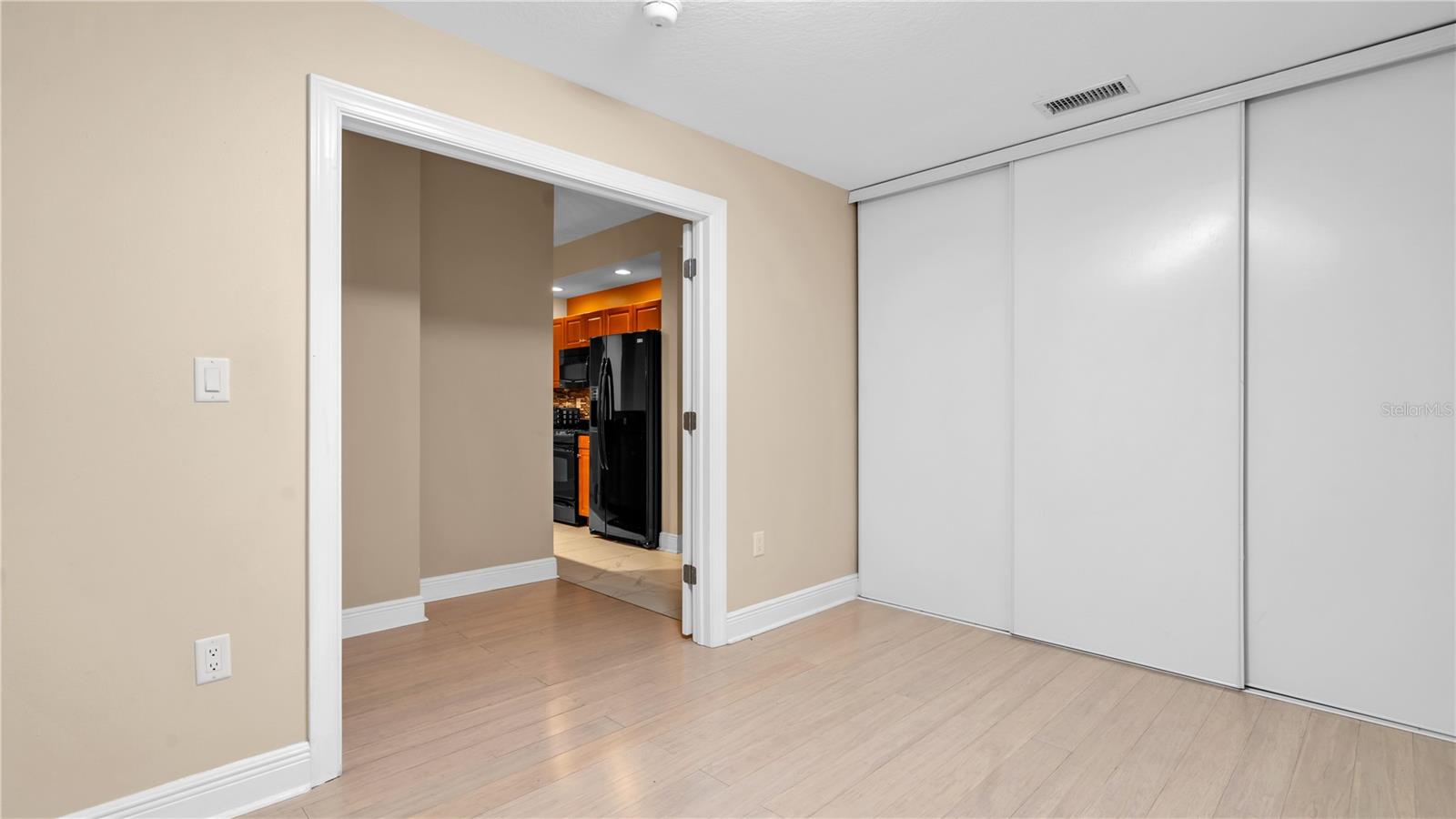 Image 17 of 38 For 628 Cleveland Street 1204