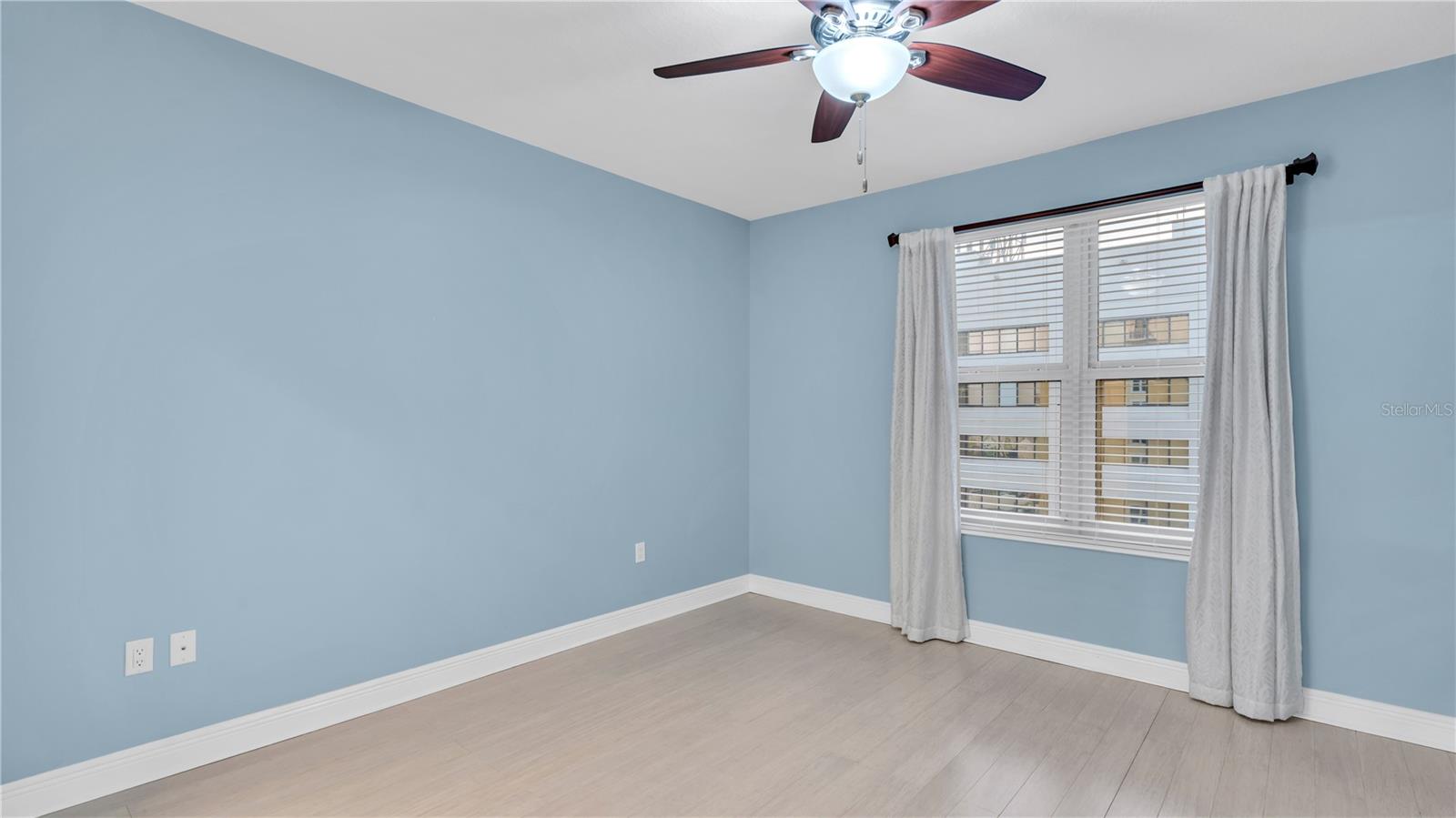 Image 18 of 38 For 628 Cleveland Street 1204
