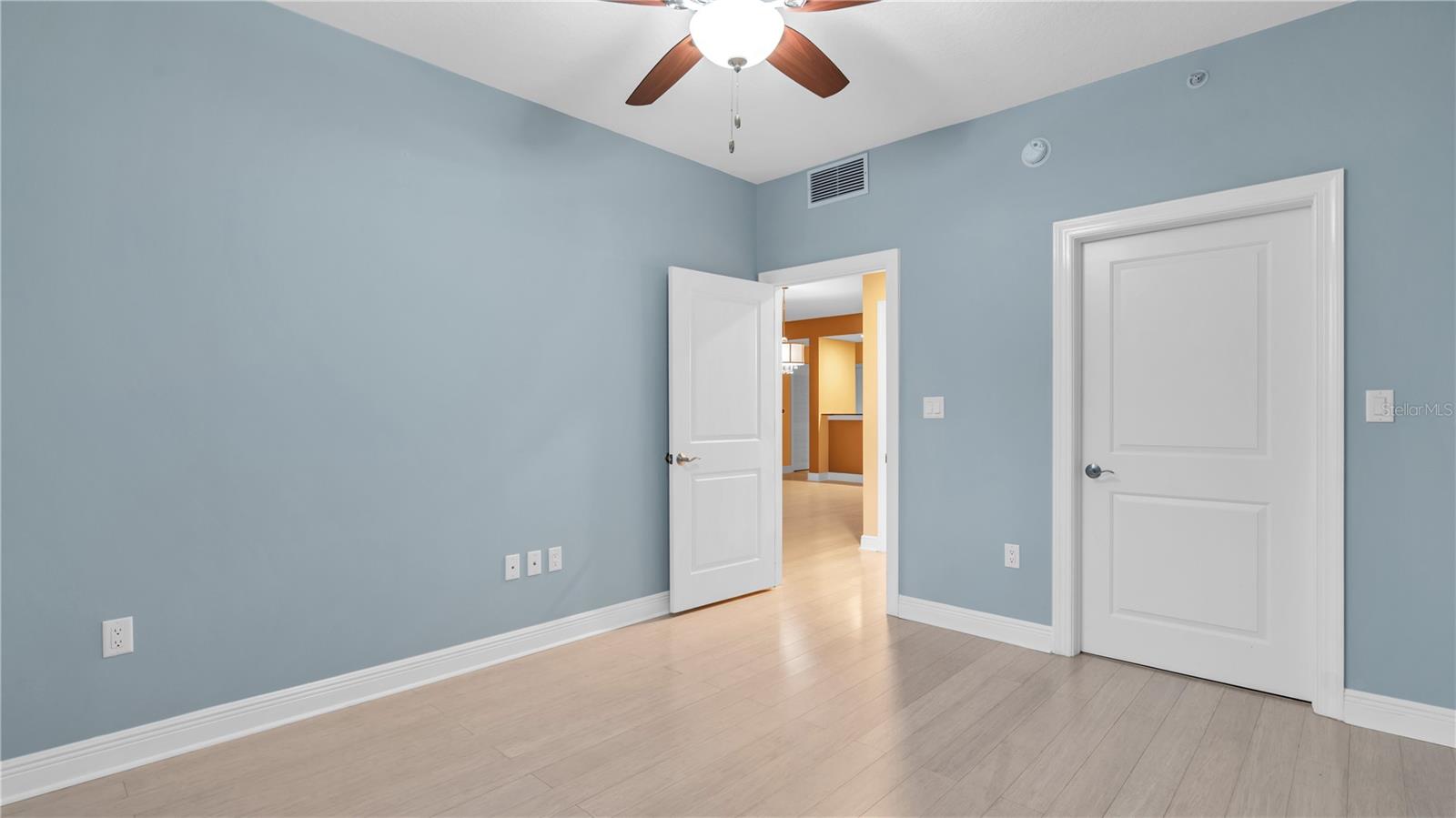 Image 19 of 38 For 628 Cleveland Street 1204