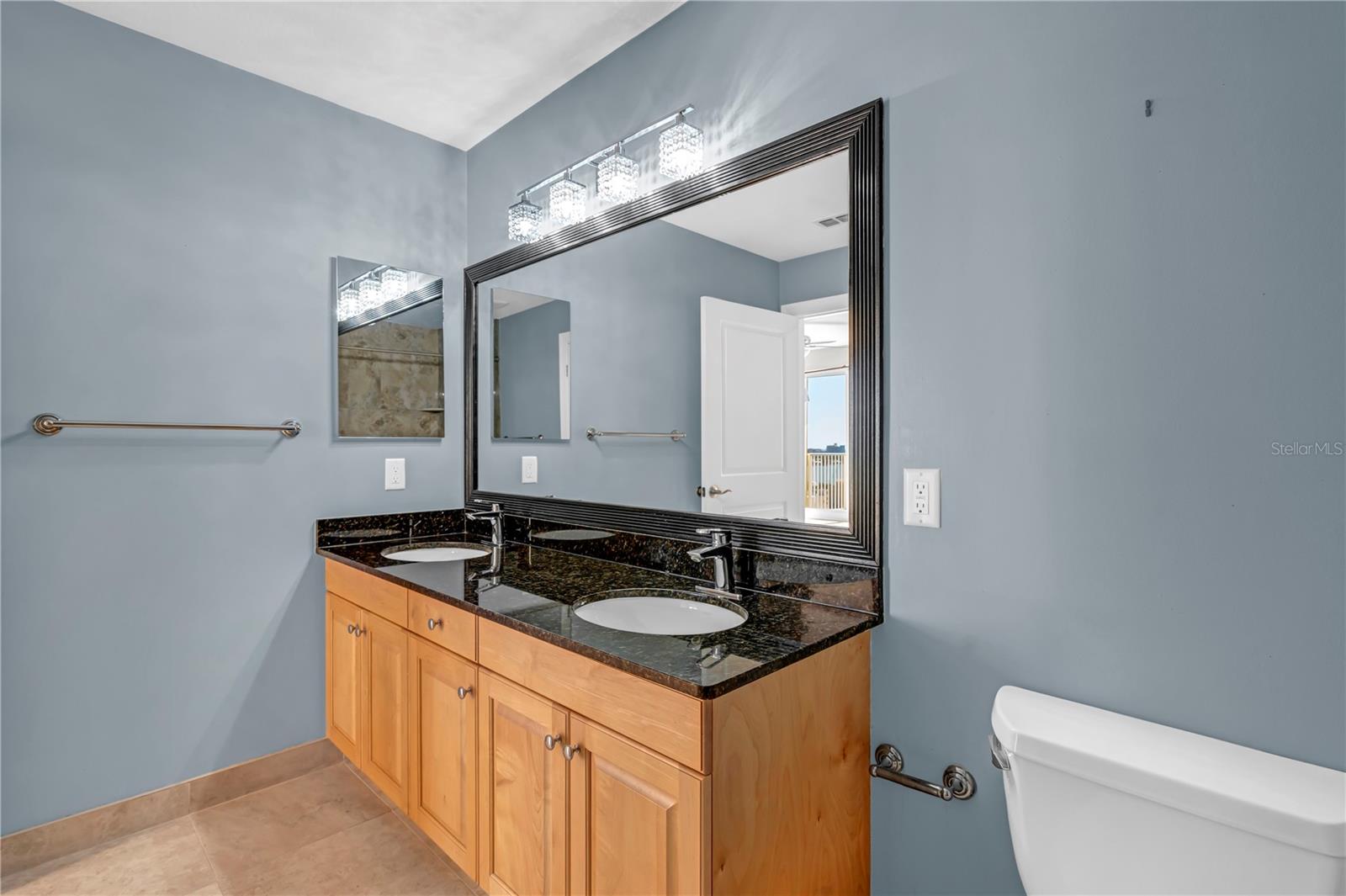 Image 22 of 38 For 628 Cleveland Street 1204