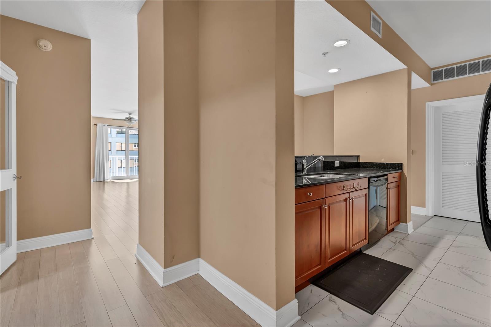 Image 6 of 38 For 628 Cleveland Street 1204
