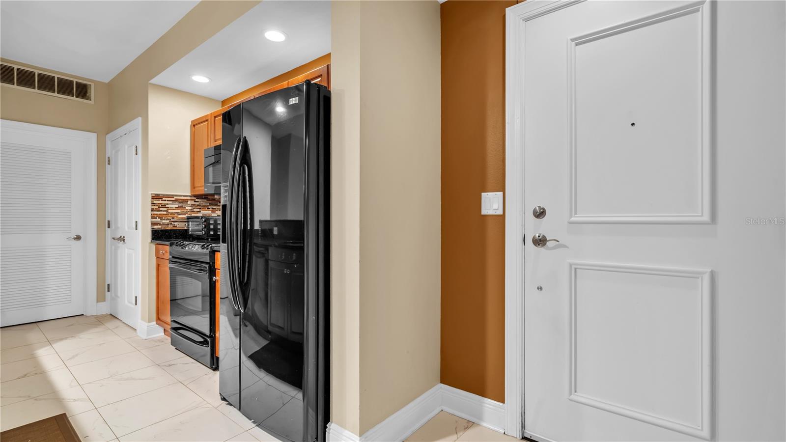 Image 7 of 38 For 628 Cleveland Street 1204