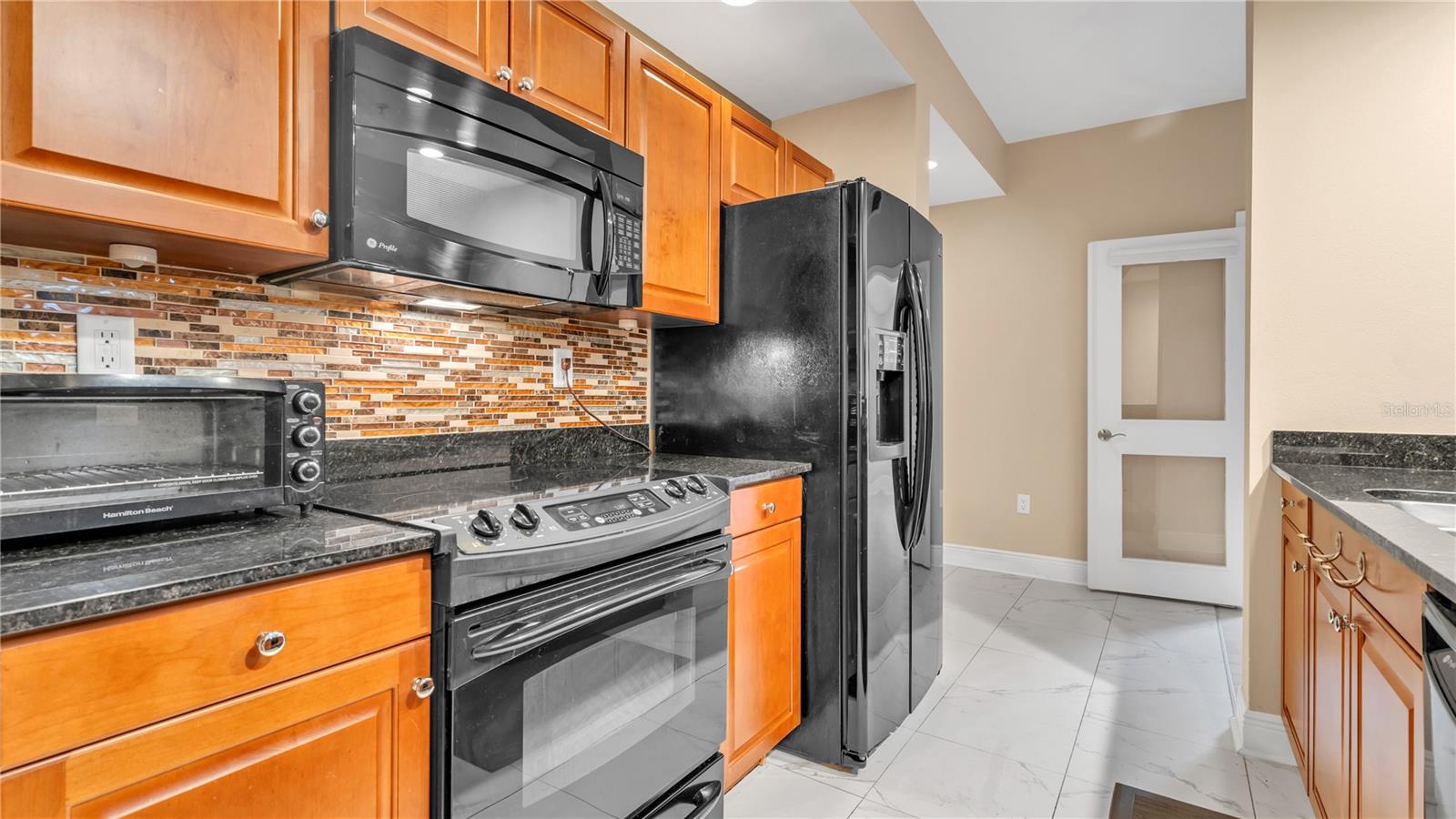 Image 8 of 38 For 628 Cleveland Street 1204