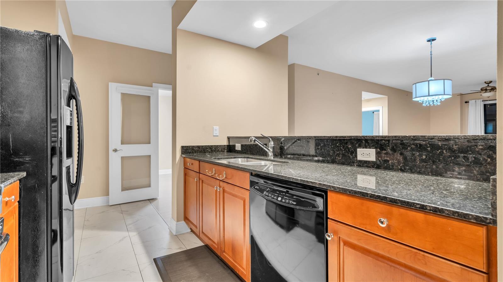 Image 9 of 38 For 628 Cleveland Street 1204