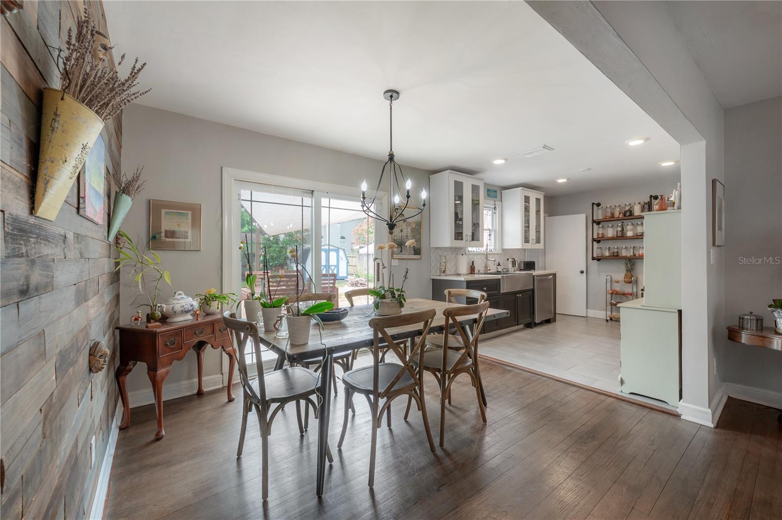 Listing photo id 12 for 912 Cornelius Avenue