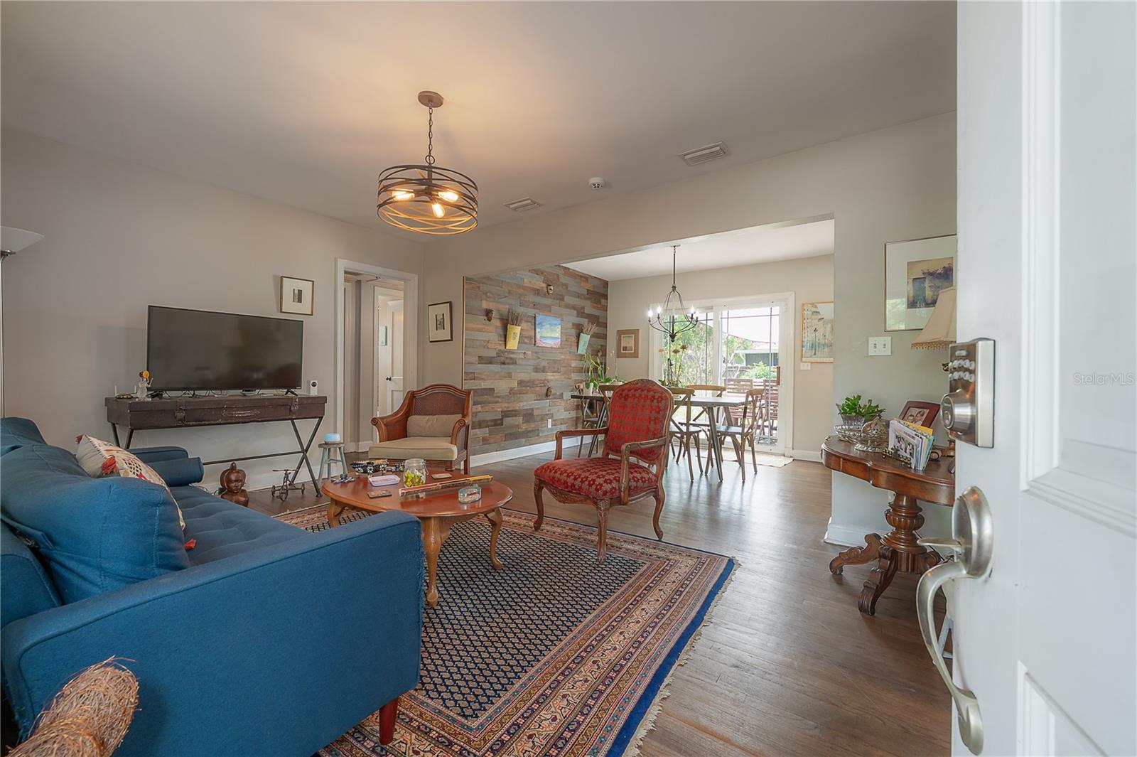 Listing photo id 6 for 912 Cornelius Avenue