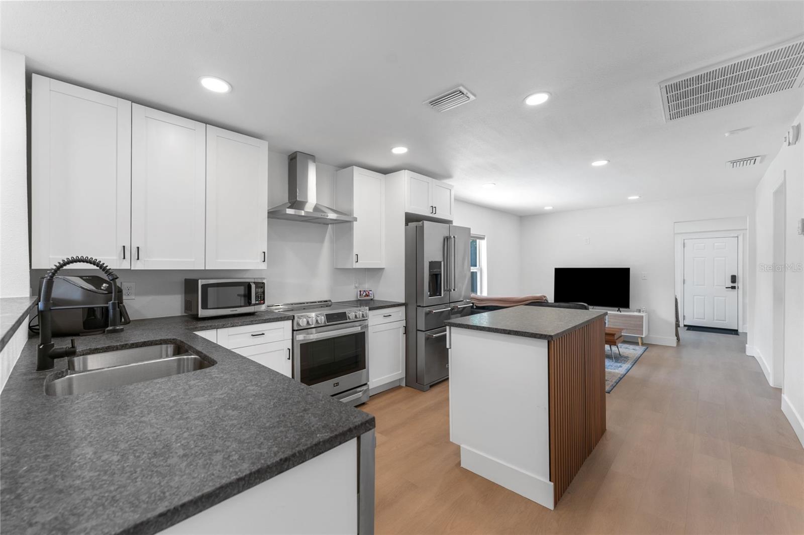 Image 6 of 29 For 501 Cluster Avenue