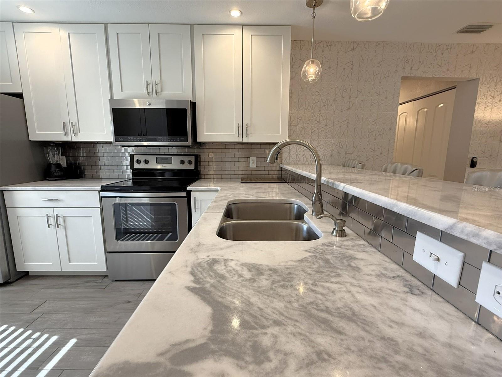 Image 17 of 88 For 3001 58th Avenue S 610