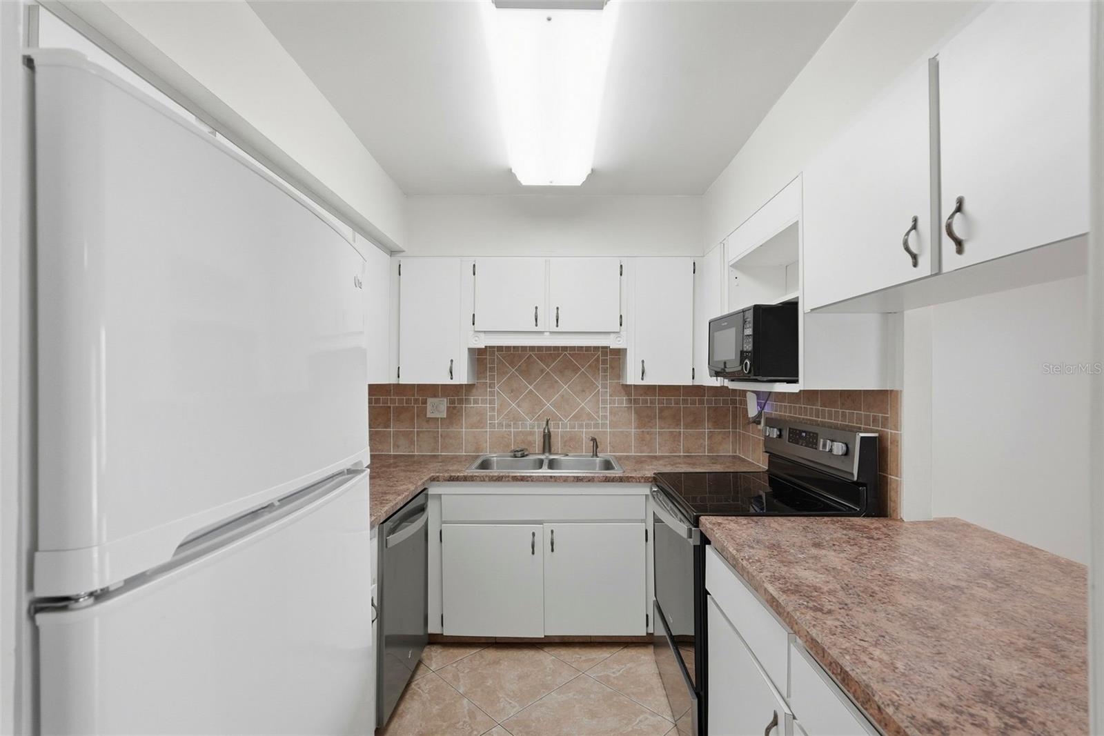 Image 7 of 36 For 14800 Walsingham Road 205