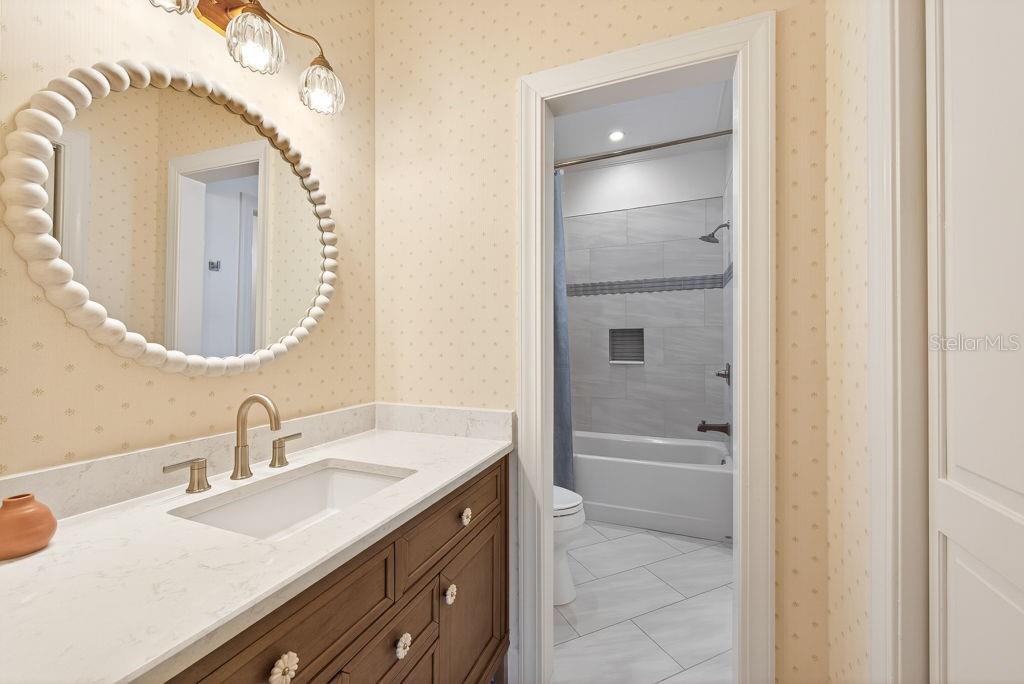 Image 42 of 78 For 140 Miramar Boulevard Ne