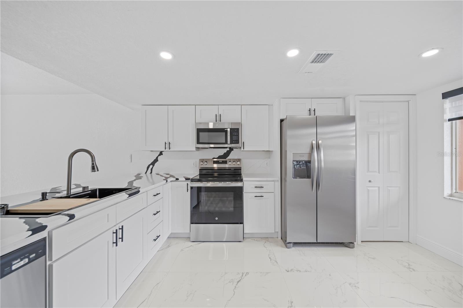 Image 19 of 39 For 4306 Madeira Court 3335