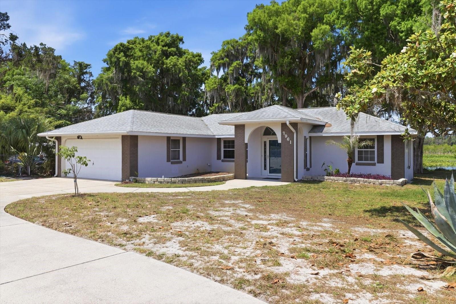 Listing photo id 4 for 7961 Riverbend Road