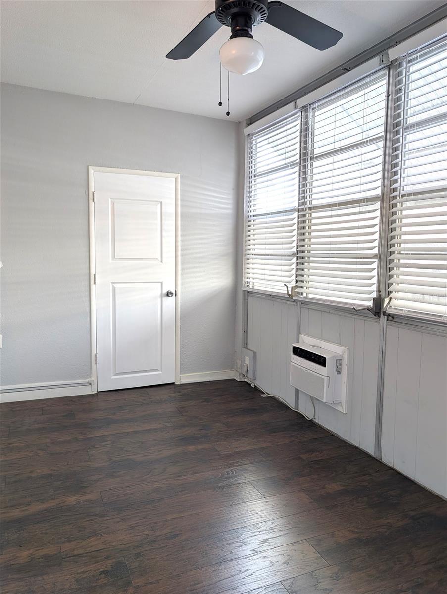 Image 25 of 49 For 5850 18th Street N 11