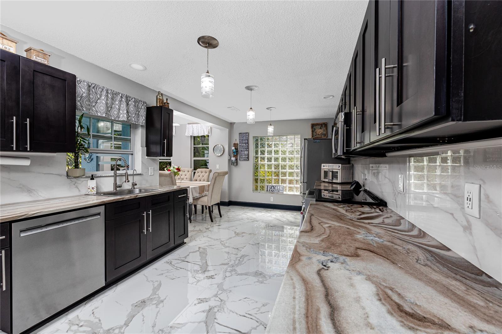 Listing photo id 13 for 7801 Hamlet Drive