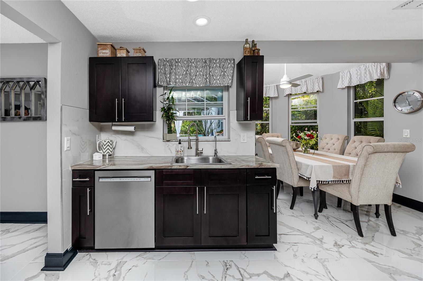 Listing photo id 14 for 7801 Hamlet Drive