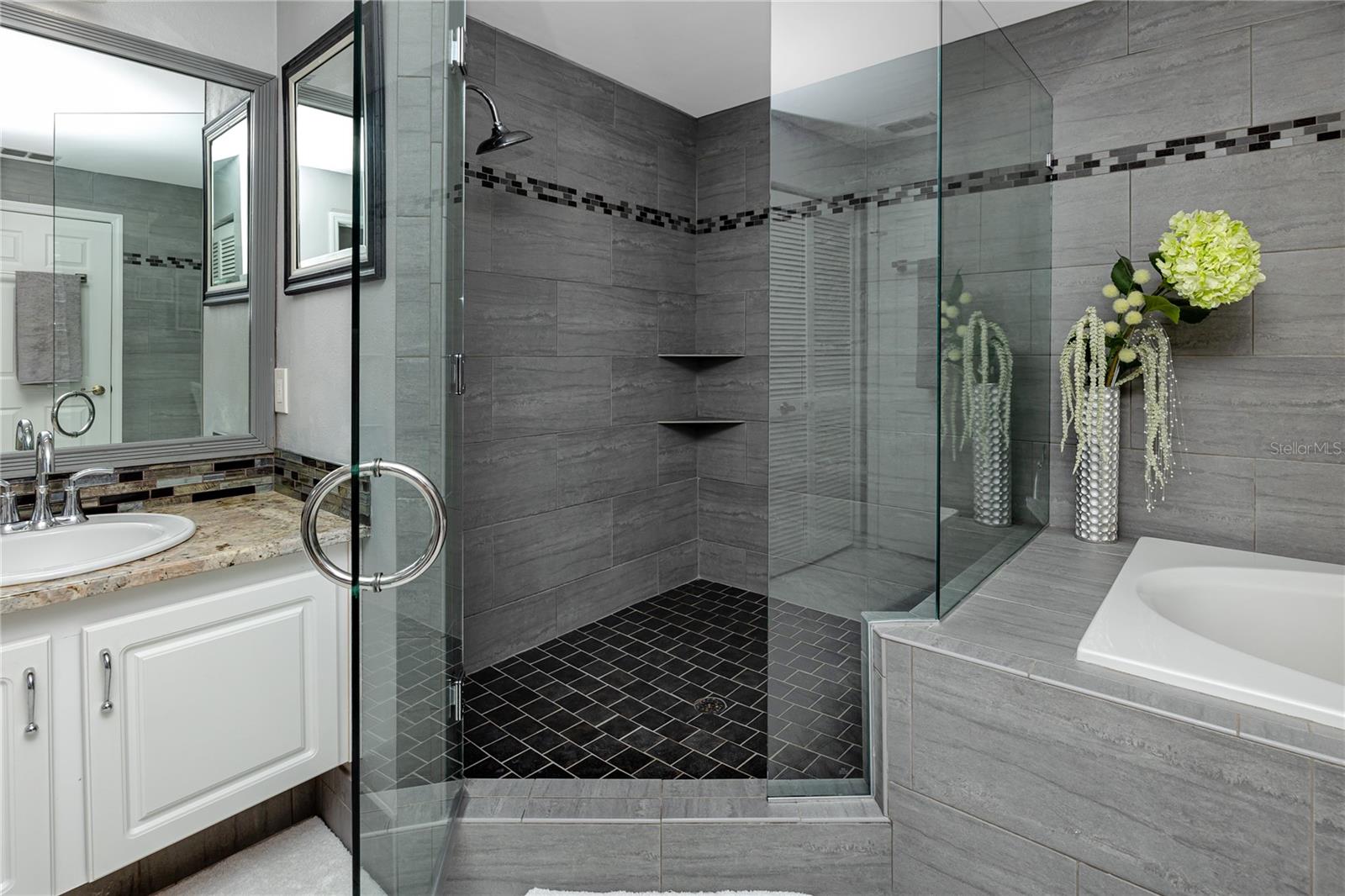 Listing photo id 28 for 7801 Hamlet Drive